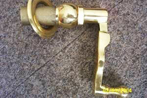 Messingkurbel als Innenöffner für die Fensterläden